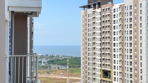 Un immeuble de grande hauteur doté de nombreux balcons et offrant une vue sur la mer.