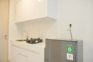 Studio | Private kitchen | Full-size fridge, stovetop
