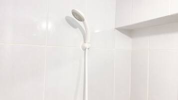Estudio | Baño | Regadera, amenidades de baño gratuitas, toallas