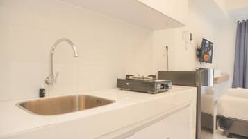 Monolocale | Cucina privata | Frigorifero con congelatore, piano cottura