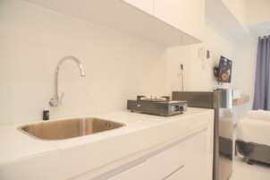 Estudio | Cocina privada | Frigorífico grande y placa de cocina