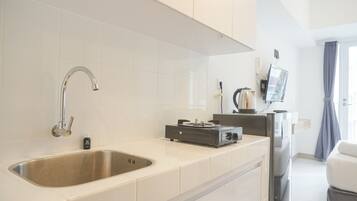 Studio | Private kitchen | Full-size fridge, stovetop