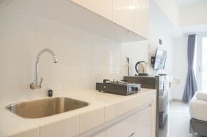 Studio | Eget kök | Stort kylskåp och spishäll