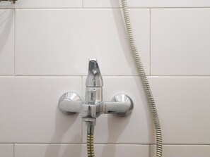 Studio | Bad | Dusj, toalettartikler (inkludert) og håndklær