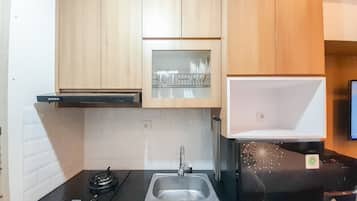 Studio | Private kitchen | Full-size fridge, stovetop