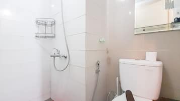 Studio | Bathroom | Shower, free toiletries, towels
