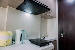 Réfrigérateur grande capacité avec congélateur, surface de cuisson