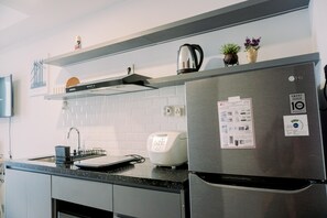 Studio | Private kitchen | Full-size fridge, stovetop - Homey And Warm Studio At West Vista Apartment (Jakarta)