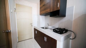 Private kitchen - Best Location And Homey Studio At Bale Hinggil Apartment (Surabaya)