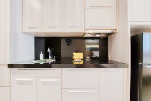 Studio | Cuisine privée | Réfrigérateur grande capacité avec congélateur, surface de cuisson