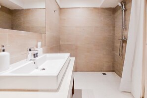 Studio | Kamar mandi | Shower, perlengkapan mandi gratis,  dan handuk
