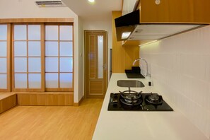 Appartement | Privékeuken | Een koelkast met diepvriezer, een kookplaat