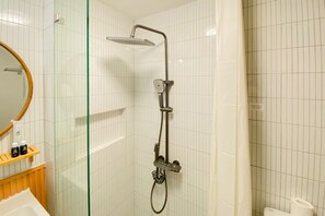 Apartment | Badezimmer | Dusche, kostenlose Toilettenartikel, Handtücher