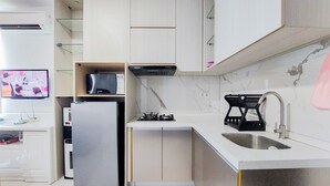 Studio | Private kitchen | Full-sized fridge, stovetop - Good Choice And Comfortable Studio Brooklyn Alam Sutera Apartment (South Tangerang)