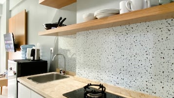 Apartamento | Cocina privada | Frigorífico grande y placa de cocina