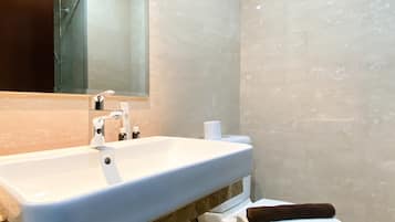 Studio | Bathroom | Shower, free toiletries, towels