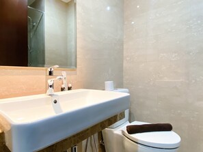 开间 | 浴室 | 淋浴设施、免费洗浴用品、毛巾