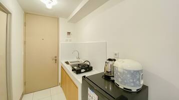 Studio | Private kitchen | Full-sized fridge, stovetop