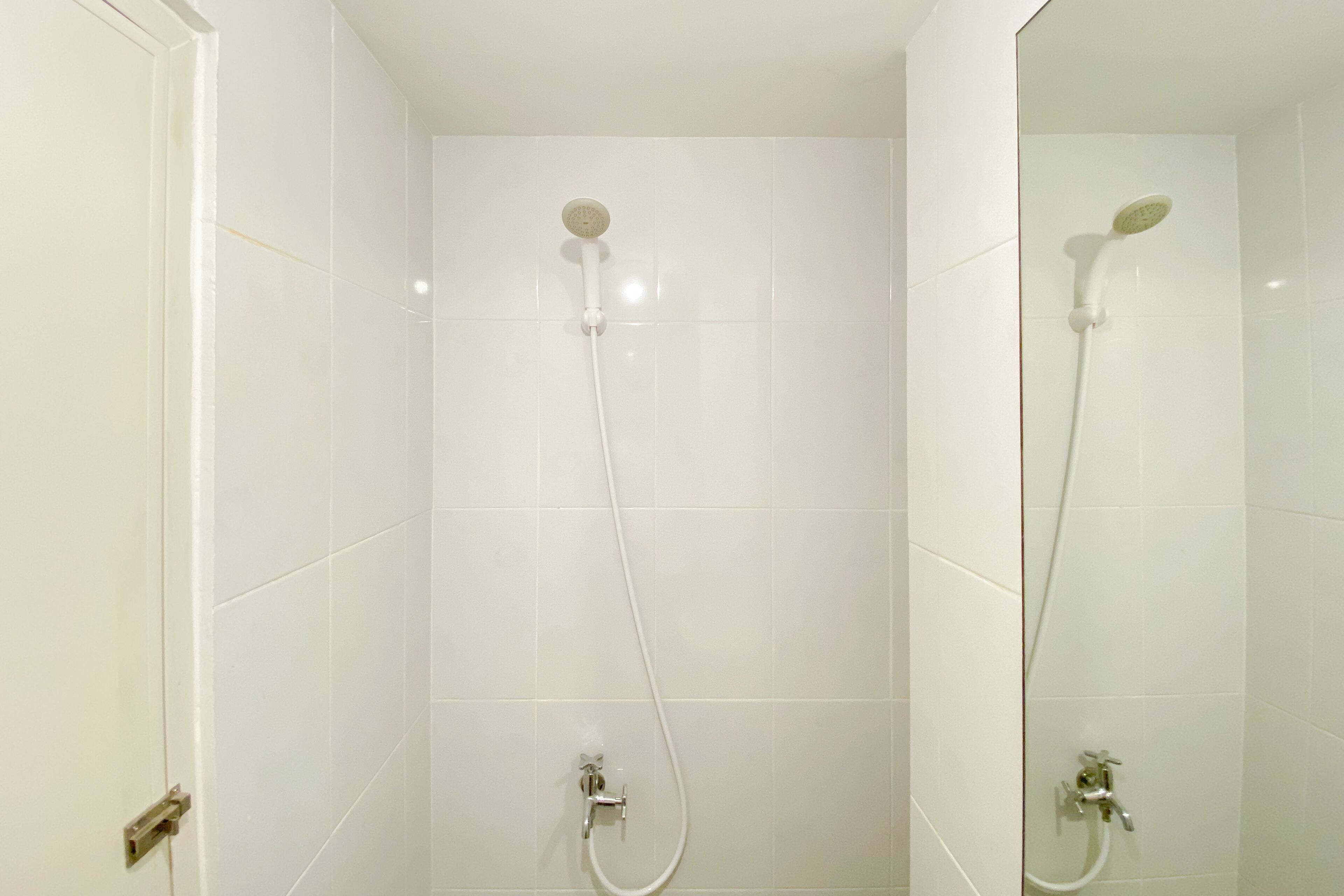 Studio | Bathroom | Shower, towels