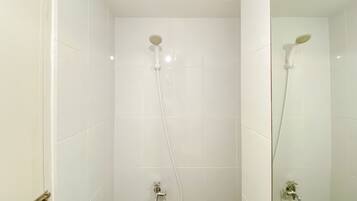 Studio | Bathroom | Shower, towels