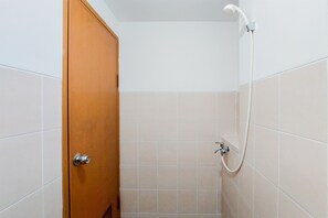 Estudio | Baño | Ducha y toallas