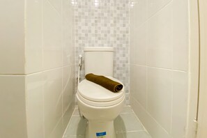 Studio | Bathroom | Shower, towels - Fully Furnished And Modern Studio At Tokyo Riverside Apartment Pik 2 (Teluknaga)