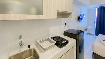 Studio | Private kitchen | Full-sized fridge, stovetop