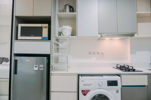 Private kitchen - Homey And Warm Studio At 28Th Floor Gold Coast Apartment (Jakarta)