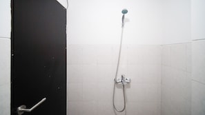 Studio | Kylpyhuone | Suihku, pyyhkeet