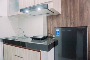 Private kitchen - Homey And Relaxing Studio Serpong Garden Apartment (Cisauk)