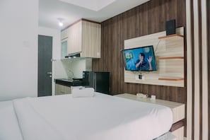 Desk - Homey And Relaxing Studio Serpong Garden Apartment (Cisauk)
