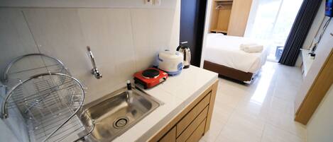 Studio | Private kitchen | Full-size fridge, stovetop