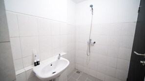 Studio | Bathroom | Shower, towels