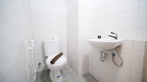 Studio | Salle de bain | Douche, serviettes fournies