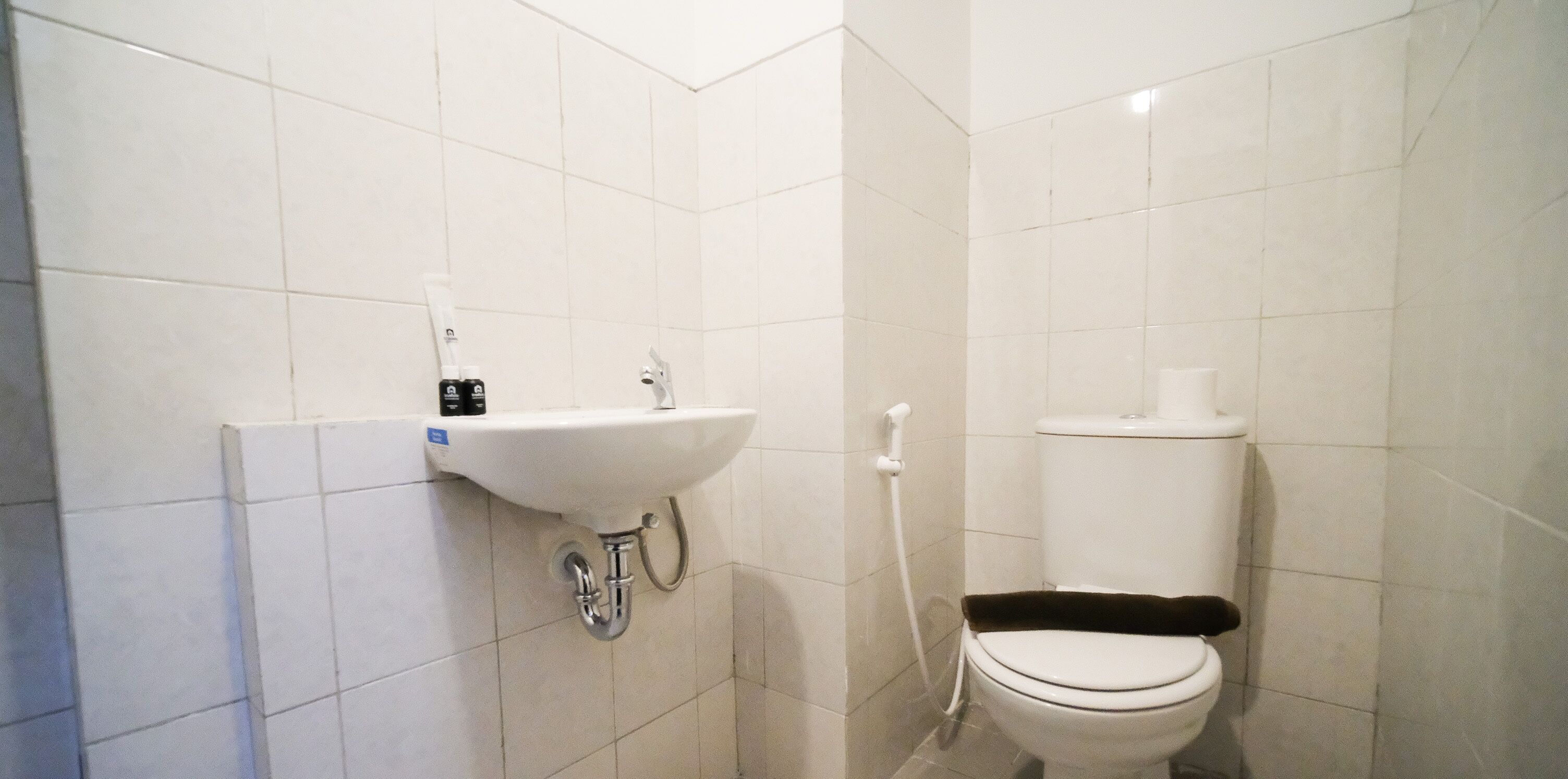 Studio | Bathroom | Shower, towels