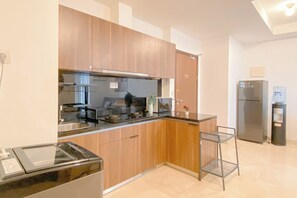 Apartment | Dapur peribadi | Peti sejuk/penyejuk beku saiz penuh, dapur