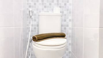 Studio | Bathroom | Shower, towels