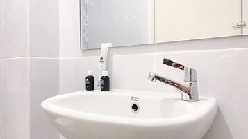 Estudio | Baño | Ducha y toallas
