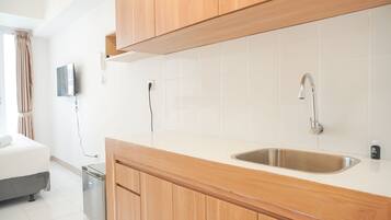Studio | Private kitchen | Full-sized fridge, stovetop