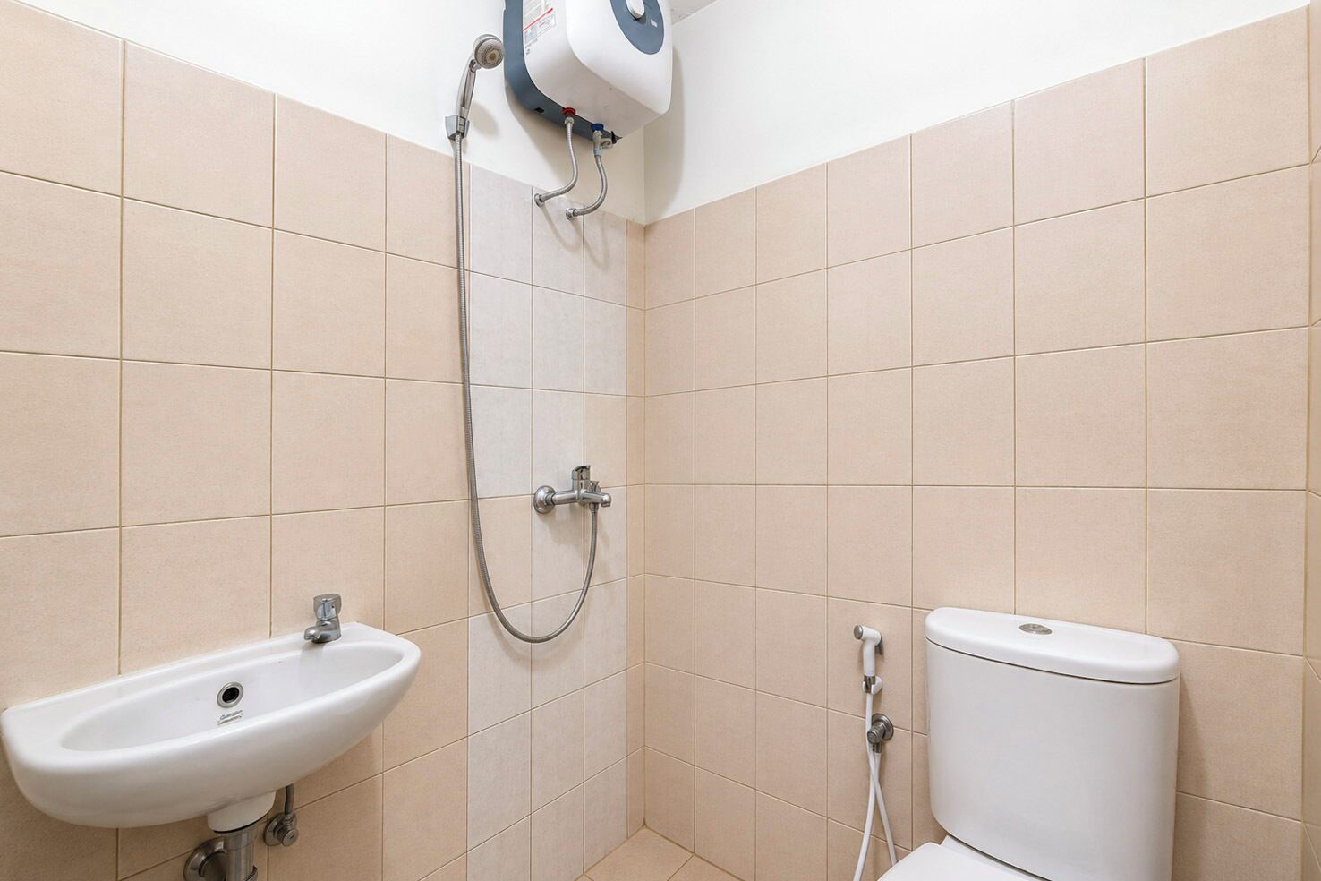 Un baño con lavamanos, inodoro y ducha.