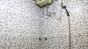 Estudio | Baño | Regadera y toallas