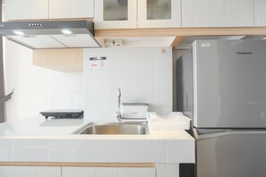 Private kitchen - Comfort And Enjoy Living Studio Casa De Parco Apartment (Pagedangan)