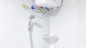 Studio | Kamar mandi | Shower dan handuk