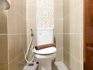 Studio | Bathroom | Shower, towels