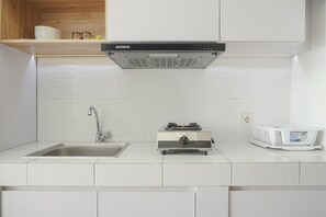 Studio | Private kitchen - Simply Look Studio At Casa De Parco Apartment (Pagedangan)