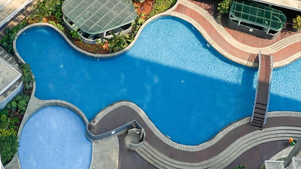 Outdoor pool - Simply Look Studio At Casa De Parco Apartment (Pagedangan)