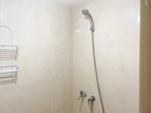 Estudio | Baño | Regadera y toallas 