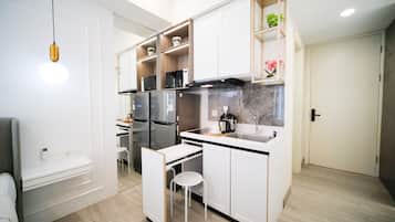 Studio | Private kitchen | Full-sized fridge, stovetop