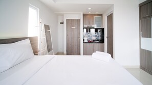 Minibar, free WiFi - Clean And Cozy Stay Studio At Taman Melati Surabaya Apartment (Surabaya)