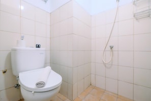 Studio | Salle de bain | Douche, serviettes fournies